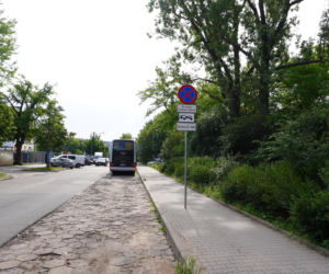 Z tego miejsca codzienne rano odjeżdża autokar dla uczniów