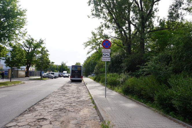 Z tego miejsca codzienne rano odjeżdża autokar dla uczniów