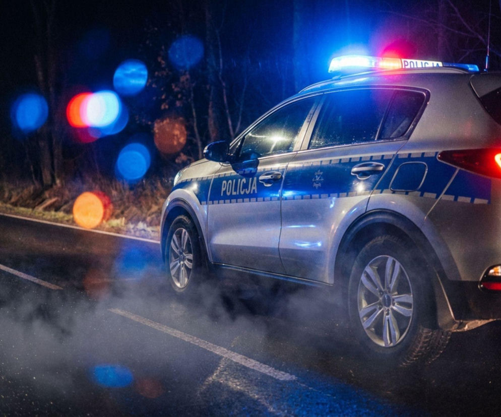 Fragment radiowozu policyjnego na miejscu zdarzenia w nocy