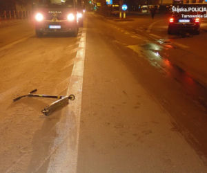 Śląskie: Dwaj chłopcy na hulajnogach wjechali wprost pod nadjeżdżające auta. 9 i 14-latek trafili do szpitala [ZDJĘCIA]