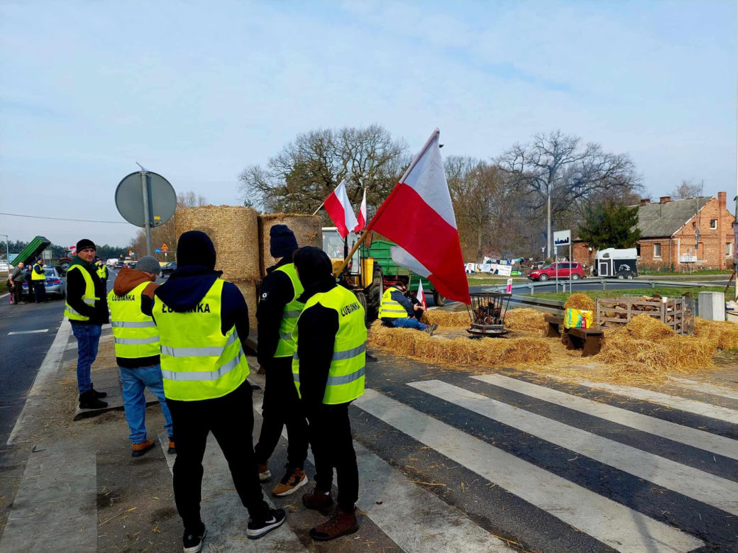 Totalna blokada DK 80 pod Bydgoszczą. Duże utrudnienia dla kierowców. Rolnicy ustawili barykadę, palą drewno, organizują pogrzeb [ZDJĘCIA]