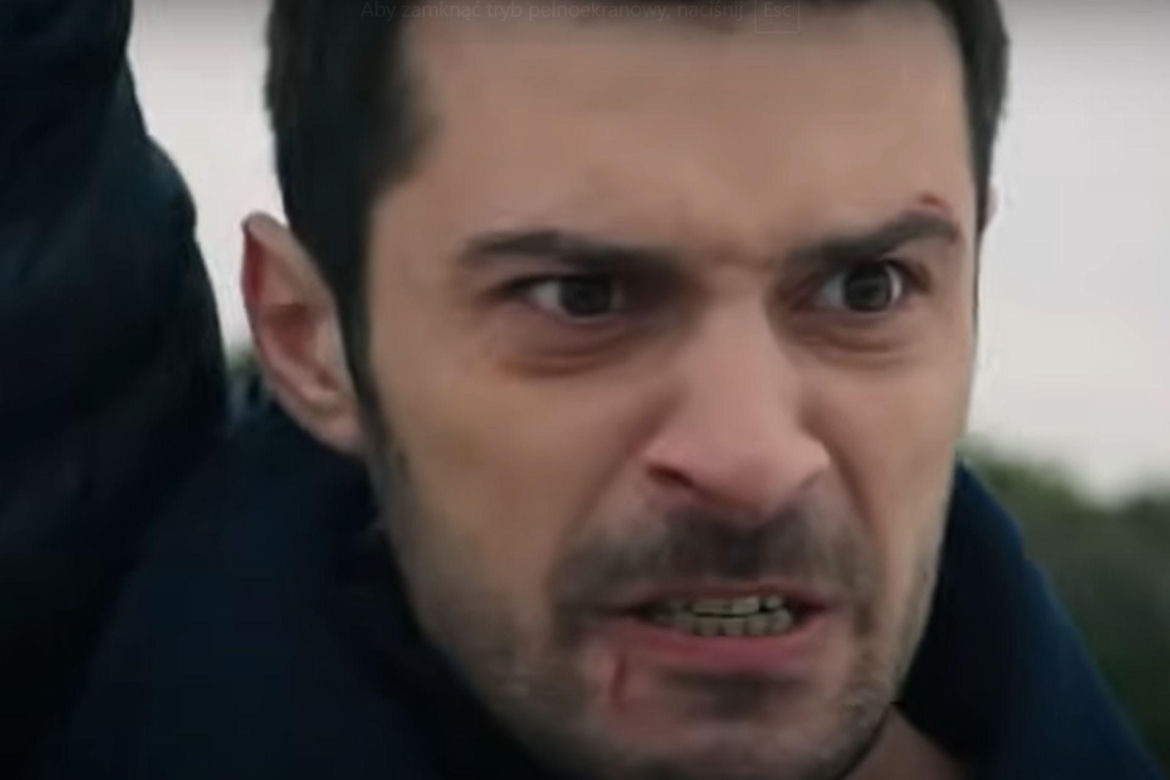 Na miejsce dotrze Aziz! Uzbrojony ostrzeże Yamana, że zbir jest blisko! 