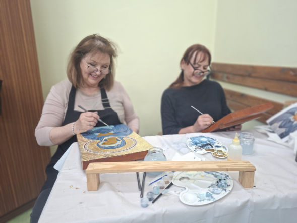 Iwona i Marzena, uczestniczki warsztatów pisania ikon w parafii pw. Ducha Świętego w Koszalinie
