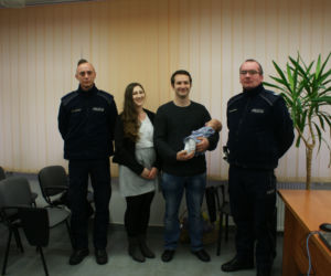 Policjanci eskortowali do szpitala rodzącą kobietę i jej męża. Dziś przyszli podziękować policjantom