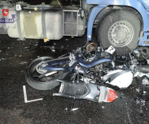Śmierć motocyklisty pod kołami ciężarówki 