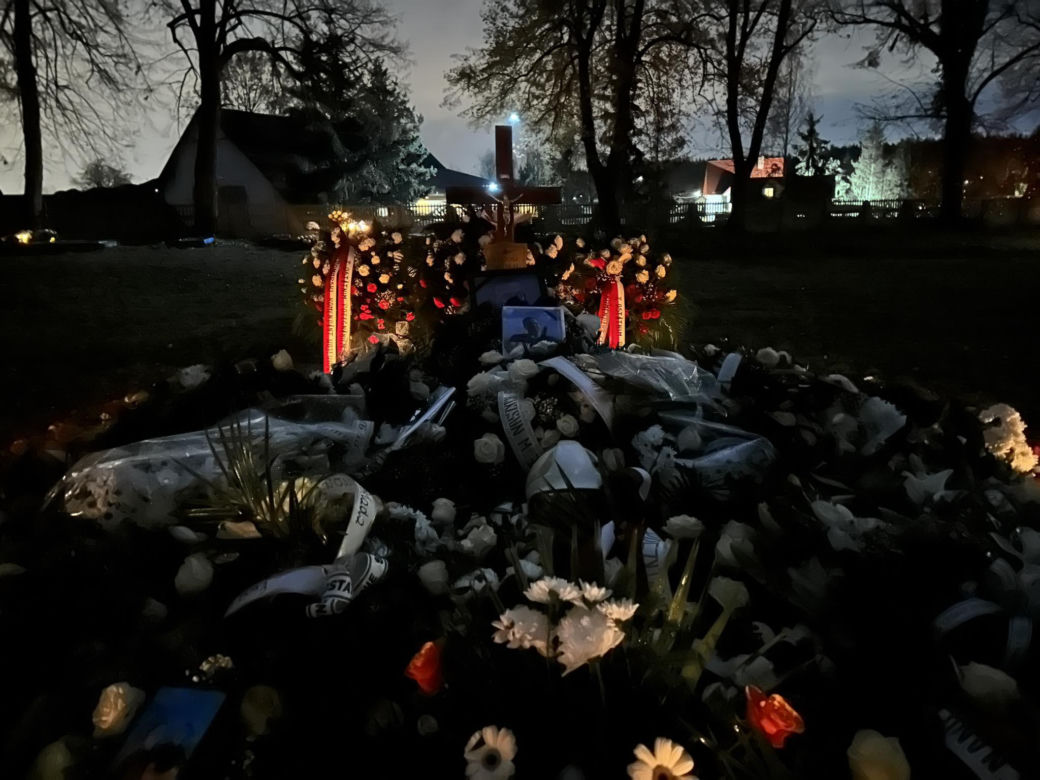 Grób strażaka Bartosza Błyskala utonął w morzu kwiatów. Jeden szczegóły łamie serca wszystkich