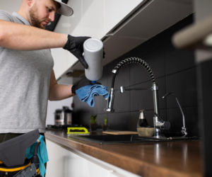 Jak wyczyścić czarny zlew? Ta domowa mikstura sprawi, że przed Wielkanocą będzie lśnić, jak nigdy wcześniej