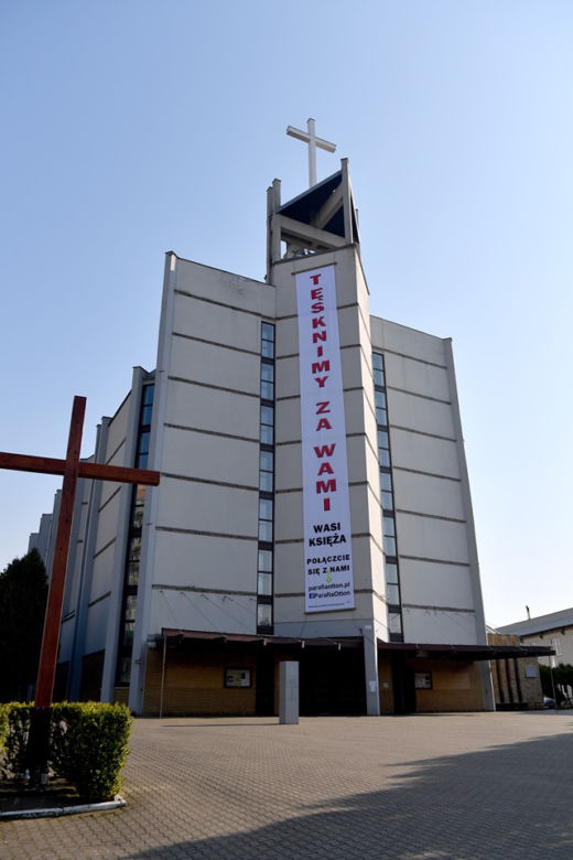 "Tęsknimy za Wami" - banner na kościele św. Ottona w Szczecinie