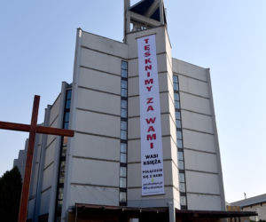 Tęsknimy za Wami - banner na kościele św. Ottona w Szczecinie