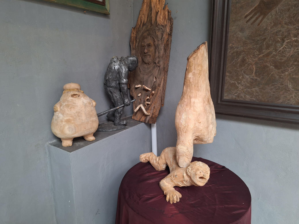 Surrealistyczne rzeźby zdobią ogród. Budzą niepokój i ciekawość