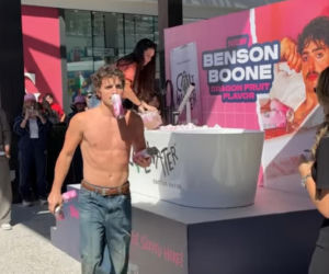 Benson Boone zrzucił koszulkę i wskoczył do wanny z... puszkami. Takie sceny w Los Angeles