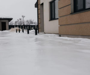 Jak radzić sobie z oblodzeniem wokół domu – proste i tanie sposoby