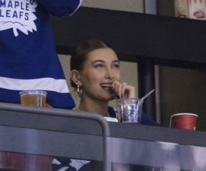 Justin Bieber i Hailey Bieber na meczu hokeja
