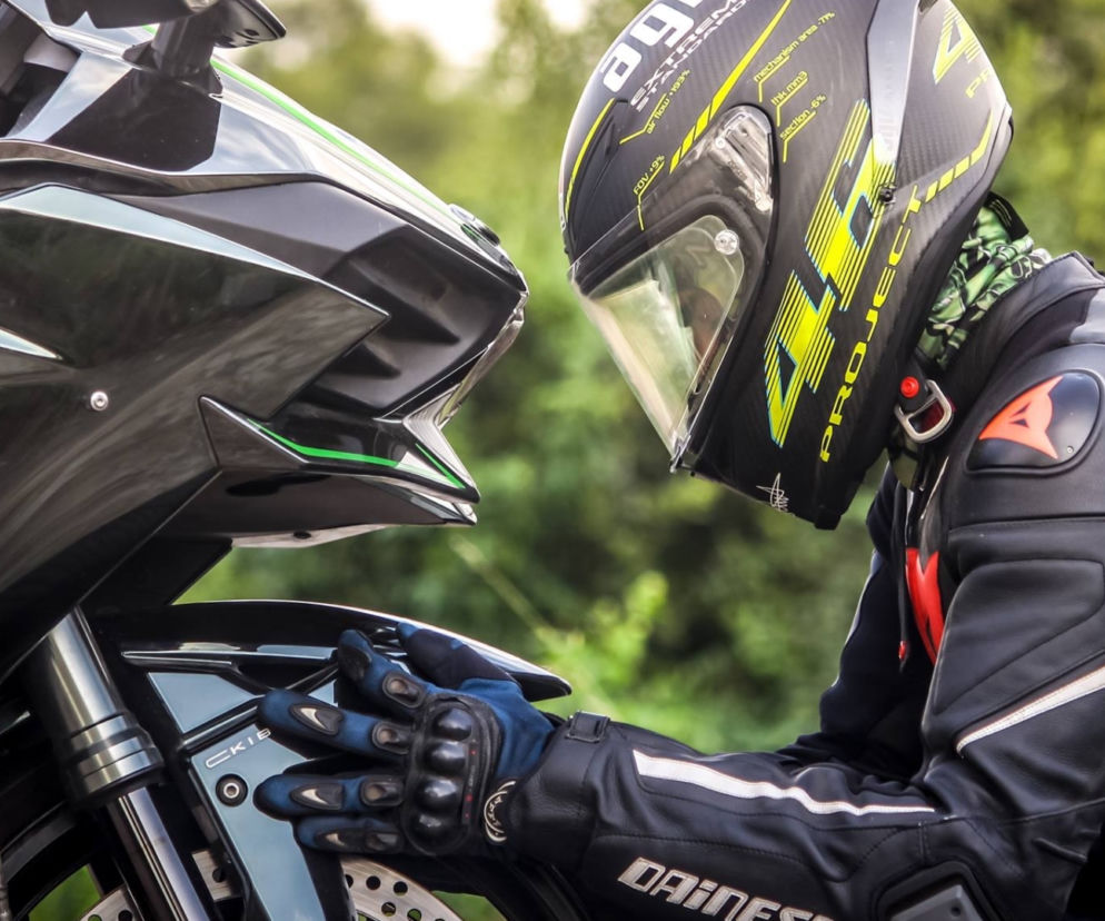 Jak przeżyć na motocyklu? PORADNIK przed rozpoczęciem sezonu