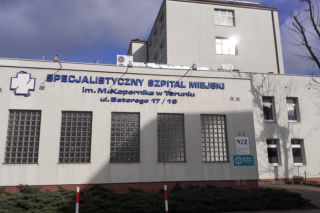Suweren przyszedł na kontrole. Weszli do toruńskiego szpitala bez maseczek [AUDIO, WIDEO]