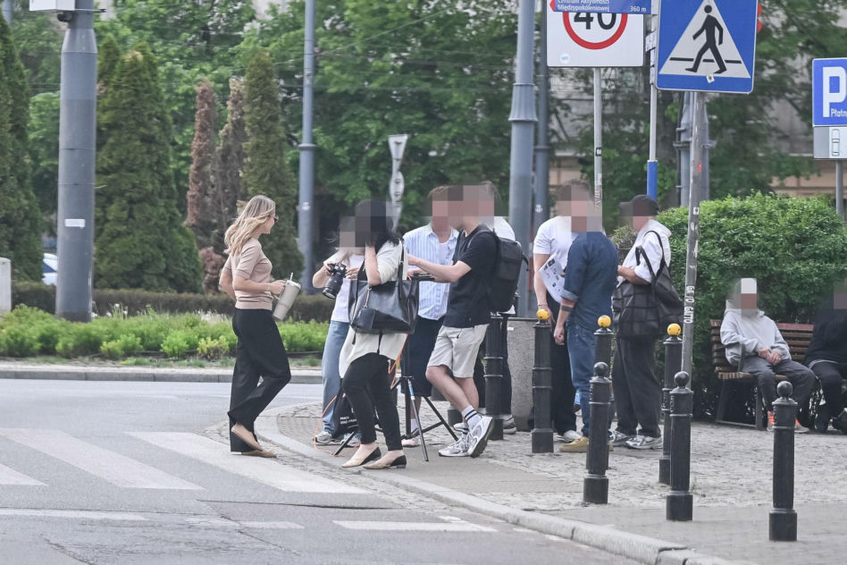 Małgorzata Socha przebiera się na ulicy
