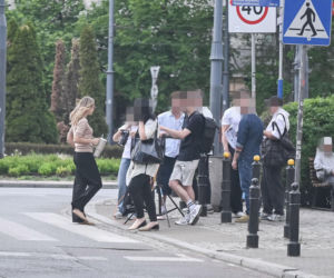 Małgorzata Socha przebiera się na ulicy