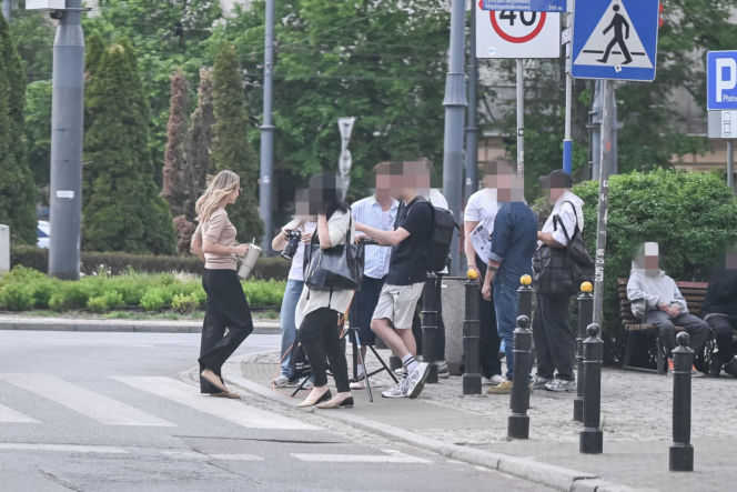 Małgorzata Socha przebiera się na ulicy