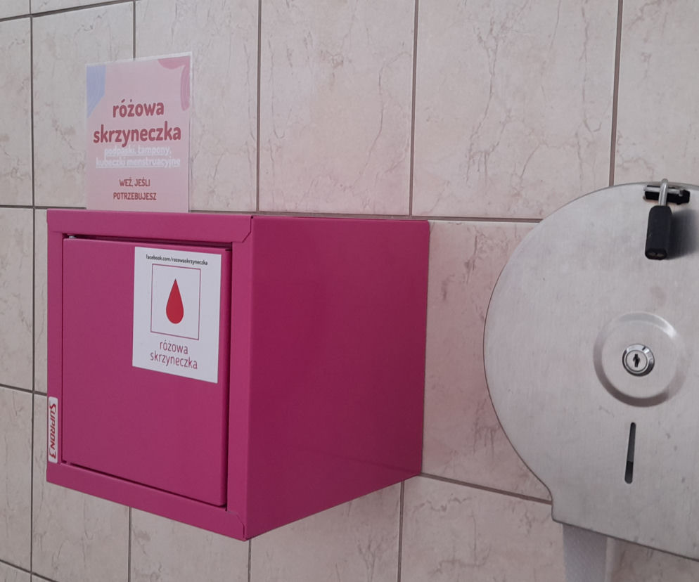 Różowa skrzyneczka w Szkole Podstawowej numer 3 w Sosnowcu 