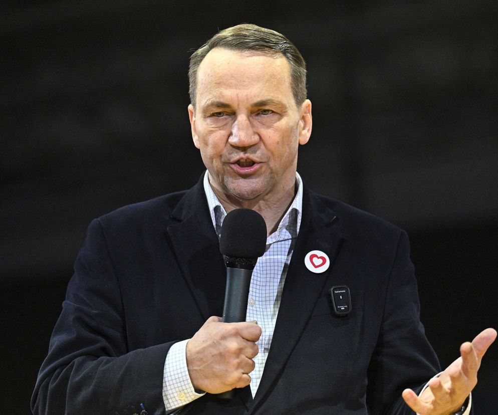 Minister Radosław Sikorski przemawia do mikrofonu. O bazach wojsk USA w Polsce przeczytasz na SE Polityka.