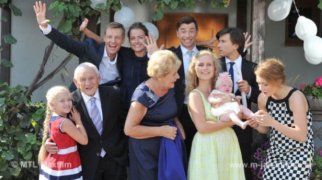 M jak miłość. Hania (Maja Marczak), Lucjan (Witold Pyrkosz), Natalka (Marcjanna Lelek), Ula (Iga Krefft), Barbara (Teresa Lipowska), Franek (Piotr Nerlewski) Marek (Kacper Kuszewski)