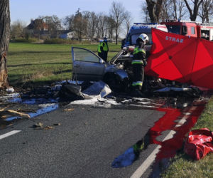 Tragedia pod Nakłem. Kierowca roztrzaskał się na drzewie