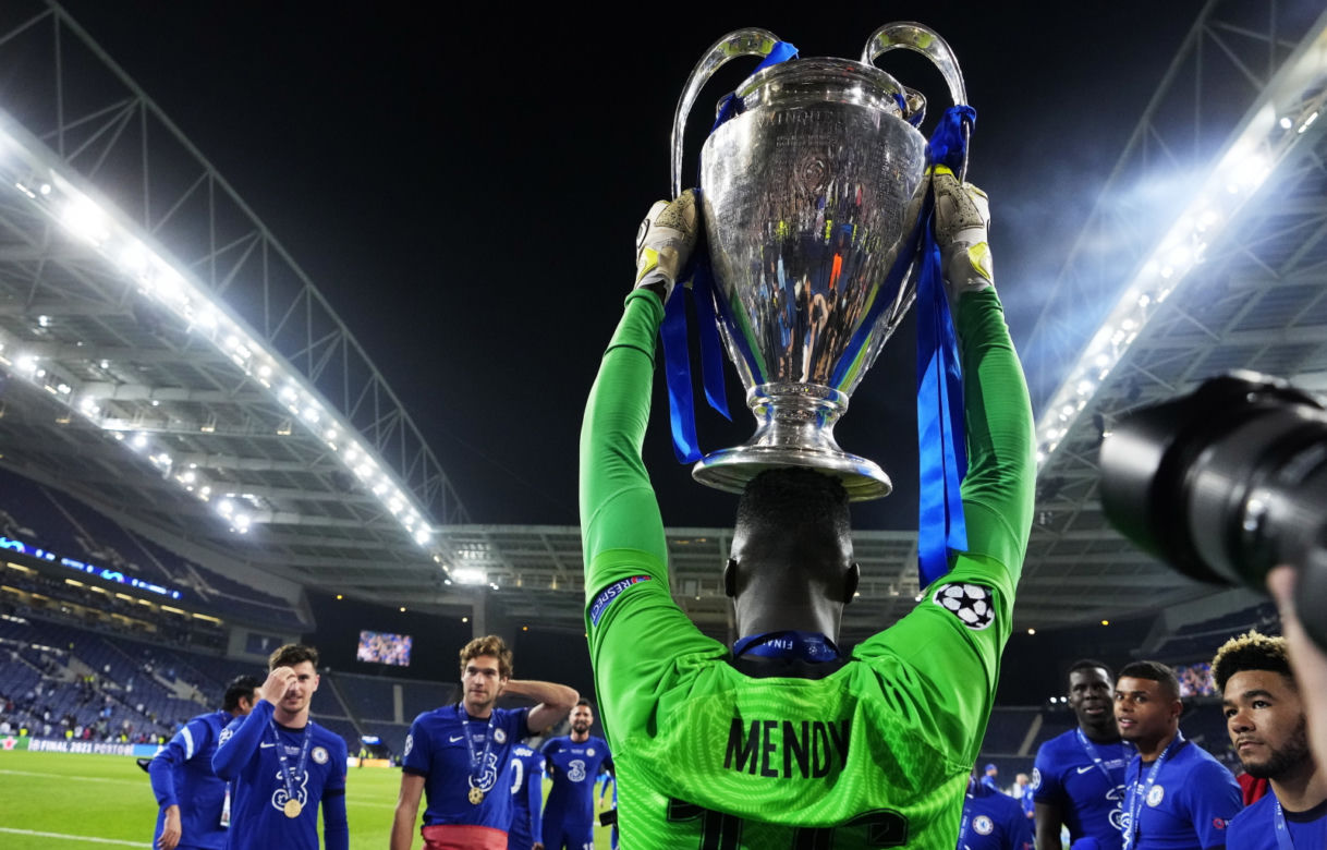 Piłkarze i kibice Chelsea Londyn świętują wygranie Ligi Mistrzów po zwycięstwie w finale 1:0 z Manchesterem City 