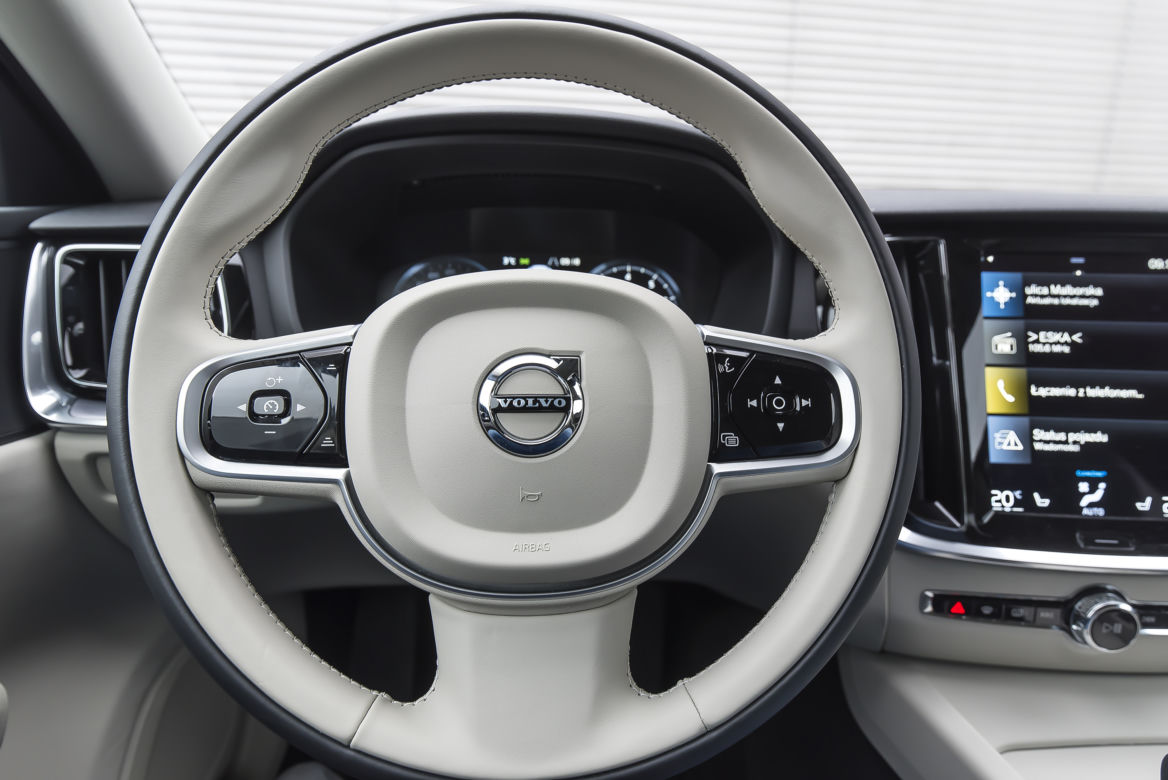 Volvo V60 Momentum Pro B4 FWD AT8