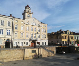 Zapłonęła w nim pierwsza na świecie uliczna lampa naftowa. To jedno z najpiękniejszych miast w Małopolsce