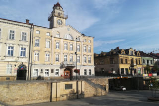 Zapłonęła w nim pierwsza na świecie uliczna lampa naftowa. To jedno z najpiękniejszych miast w Małopolsce