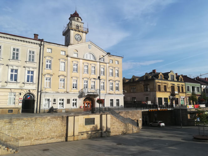 Zapłonęła w nim pierwsza na świecie uliczna lampa naftowa. To jedno z najpiękniejszych miast w Małopolsce