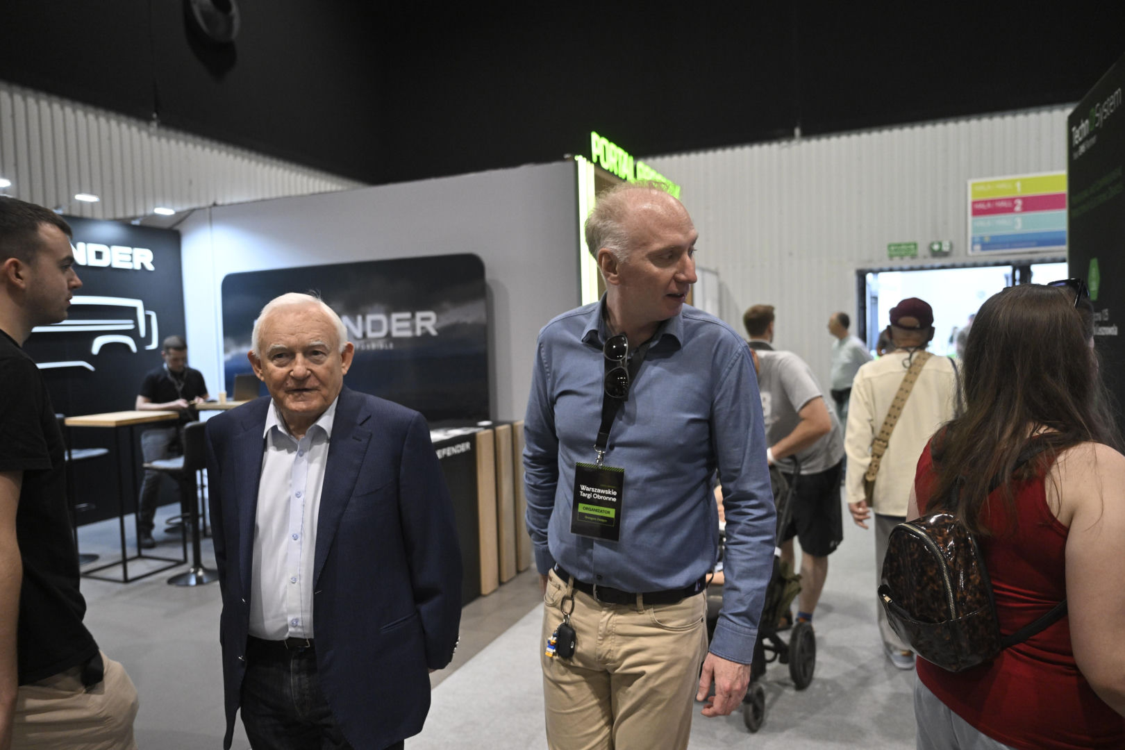 Były premier Leszek Miller na warszawskich Targach Obronnych