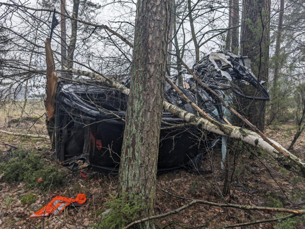 Śmiertelny wypadek 26-latka z Chojnic Jego mercedes całkowicie zmiażdżony