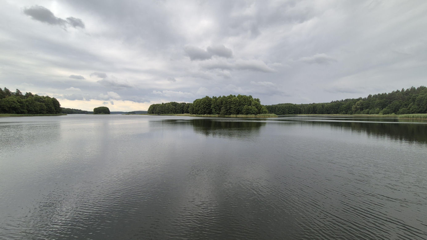To jezioro pod Olsztynem przyciąga tajemniczą aurą. Trzeba zachować tam absolutną ciszę