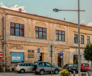 Zapłonęła w nim pierwsza na świecie uliczna lampa naftowa. To jedno z najpiękniejszych miast w Małopolsce