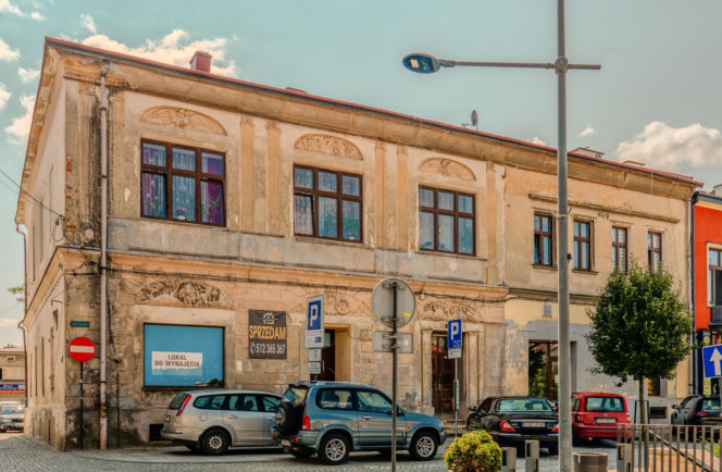 Zapłonęła w nim pierwsza na świecie uliczna lampa naftowa. To jedno z najpiękniejszych miast w Małopolsce