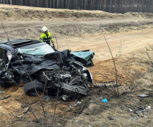Zderzenie osobówki ze śmieciarką na DK10. Kierowca był zakleszczony we wraku!