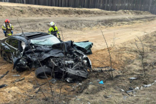Zderzenie osobówki ze śmieciarką na DK10. Kierowca był zakleszczony we wraku!
