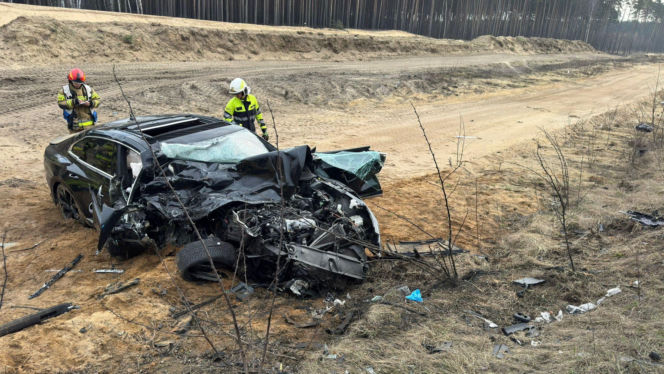 Zderzenie osobówki ze śmieciarką na DK10. Kierowca był zakleszczony we wraku!
