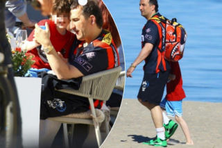 Michał Koterski spędza majówkę nad polskim morzem! Razem z synkiem wyleguje się na plaży