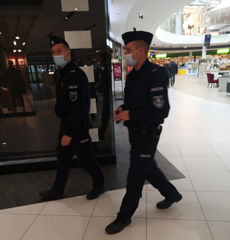 Policjanci kontrolują noszenie maseczek