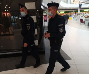 Policjanci kontrolują noszenie maseczek
