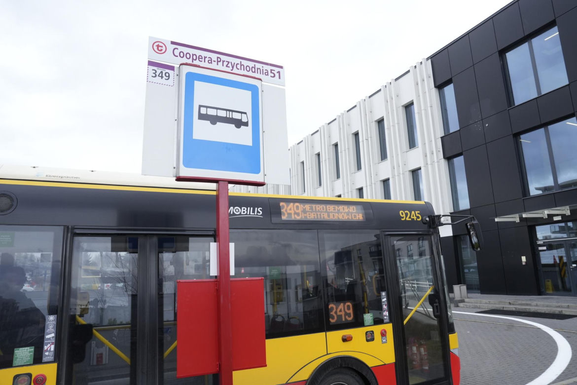 Autobus już może zakręcić. Koniec groteski przed przychodnią na Bemowie