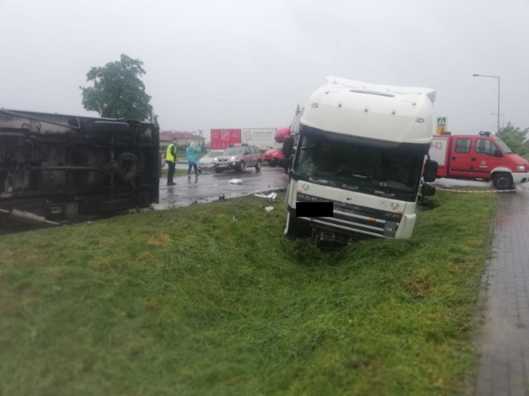 Tragiczne zderzenie busa z ciężarówką w Adamówce