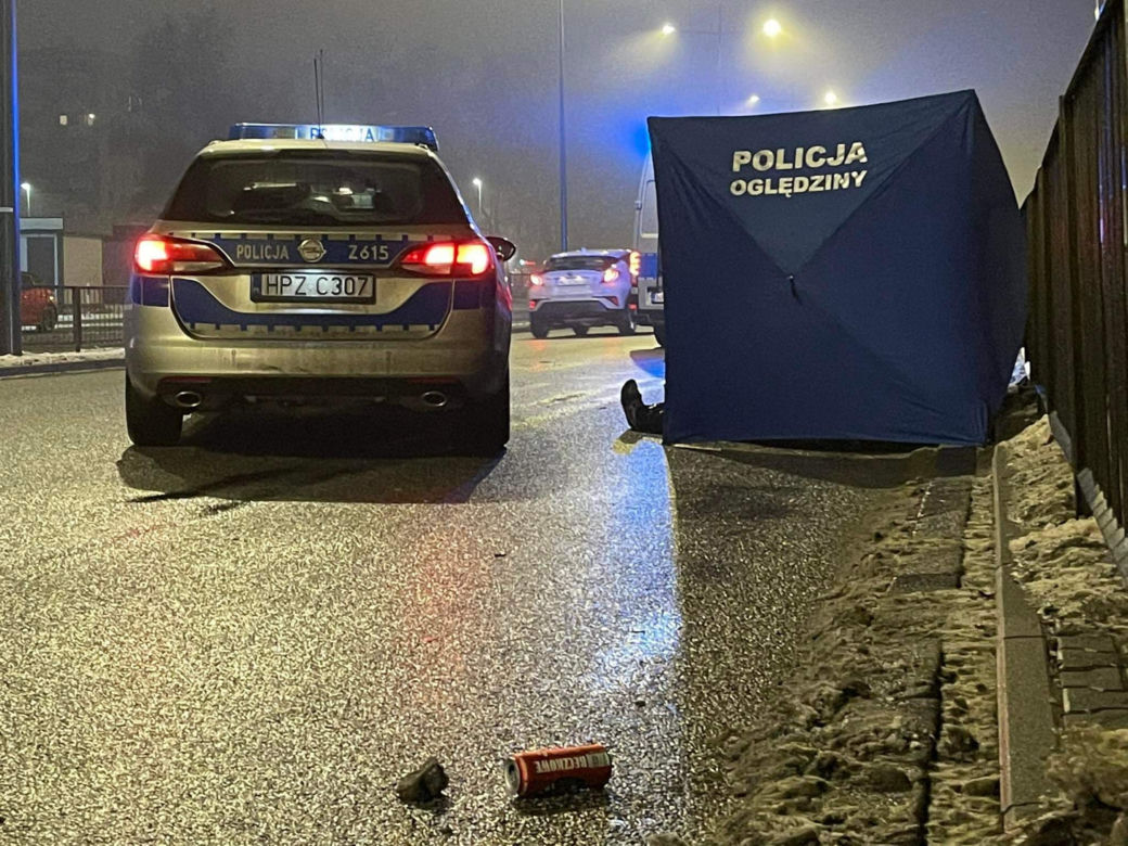 Volkswagen huknął w pieszego na pasach. Mężczyzna nie żyje