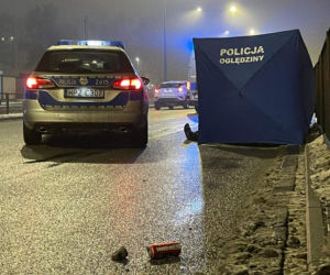 Volkswagen huknął w pieszego na pasach. Mężczyzna nie żyje