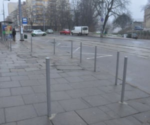 Chodzenie po chodniku tak, aby nie nadepnąć na linię 
