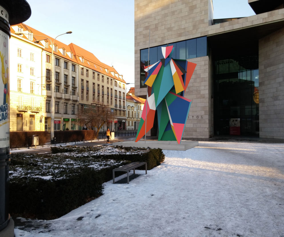 Arlekin ma stanąć na placu przy Teatrze Capitol
