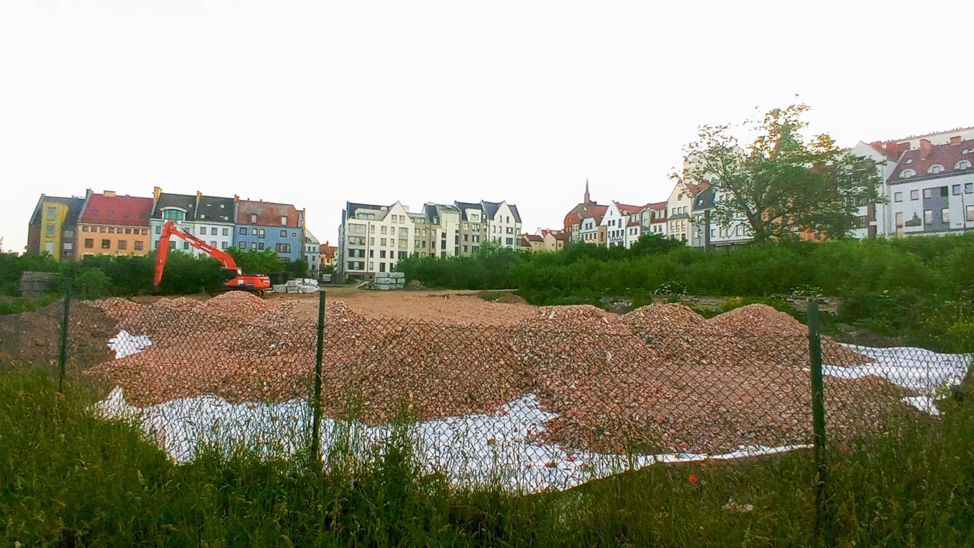 Szczecin: Od lat zarastała chaszczami. Pusta działka na Podzamczu przestanie straszyć?