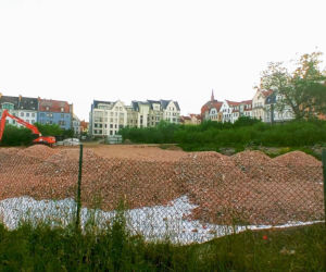 Szczecin: Od lat zarastała chaszczami. Pusta działka na Podzamczu przestanie straszyć?